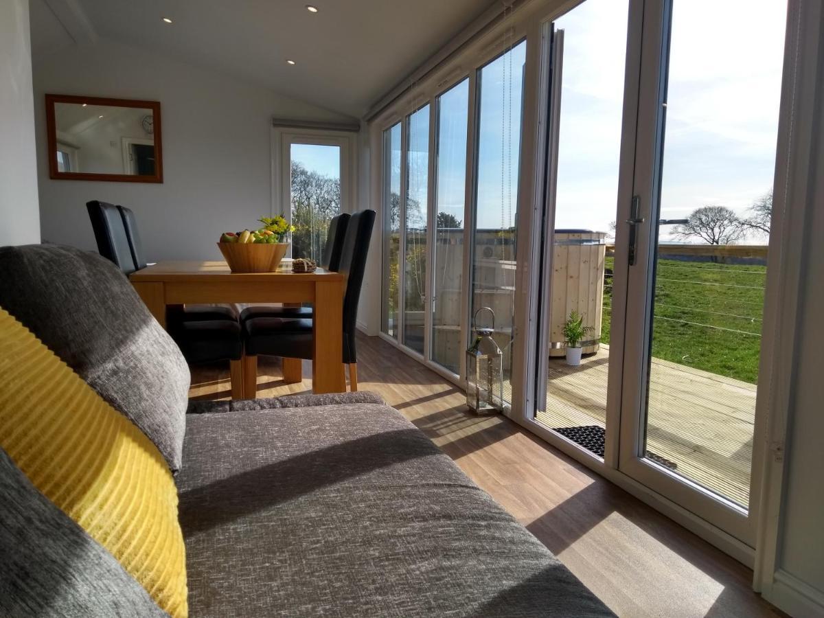 Cleeves Cabins Ailsa Luxury Lodge With Hot Tub Dalry  Exteriér fotografie