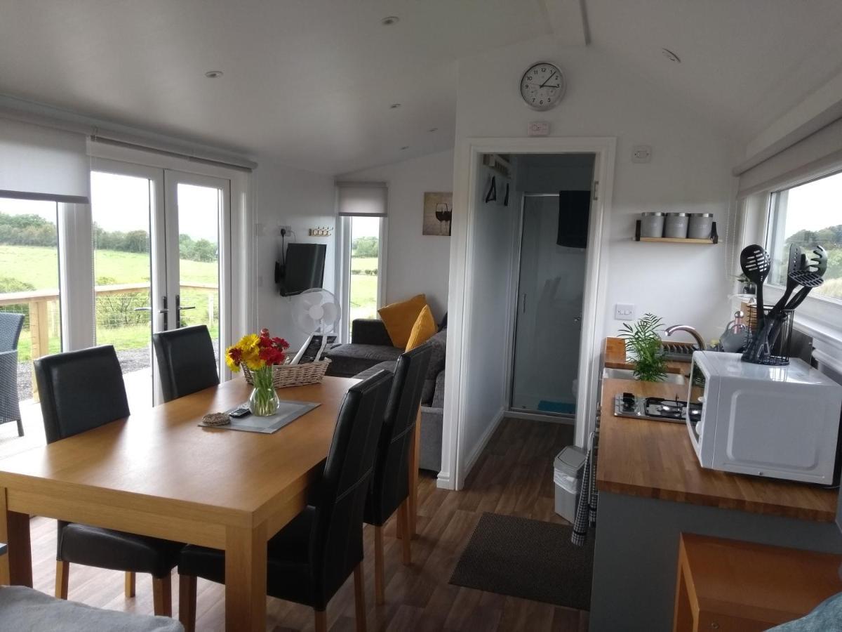 Cleeves Cabins Ailsa Luxury Lodge With Hot Tub Dalry  Exteriér fotografie