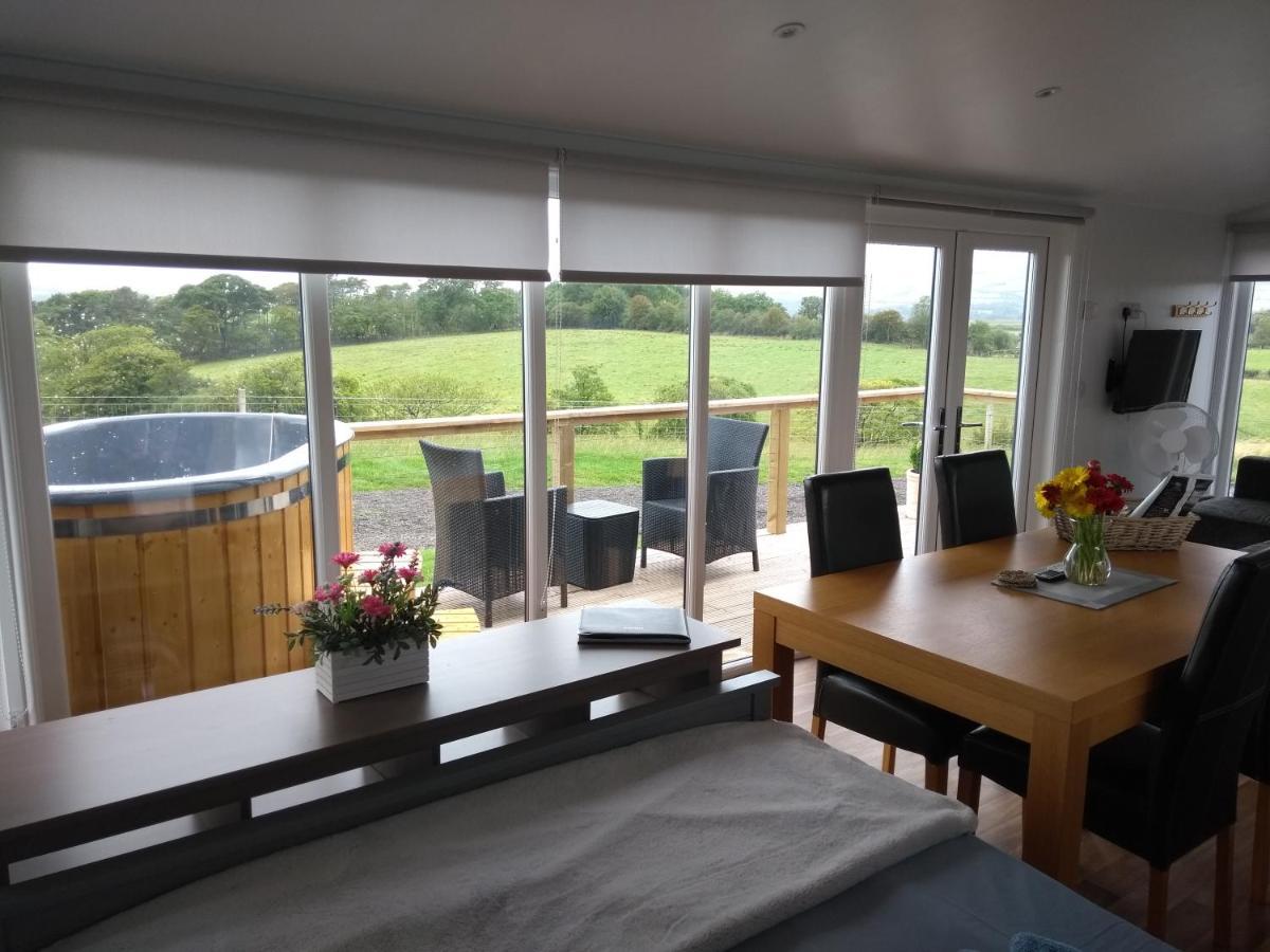 Cleeves Cabins Ailsa Luxury Lodge With Hot Tub Dalry  Exteriér fotografie