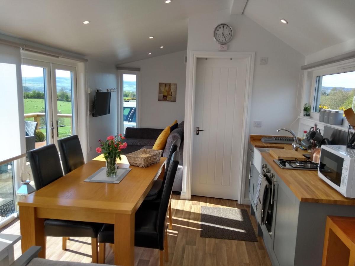 Cleeves Cabins Ailsa Luxury Lodge With Hot Tub Dalry  Exteriér fotografie