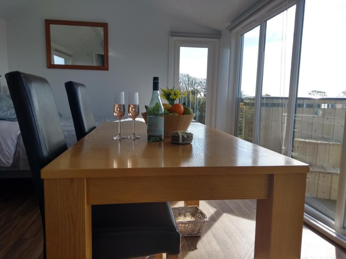 Cleeves Cabins Ailsa Luxury Lodge With Hot Tub Dalry  Exteriér fotografie