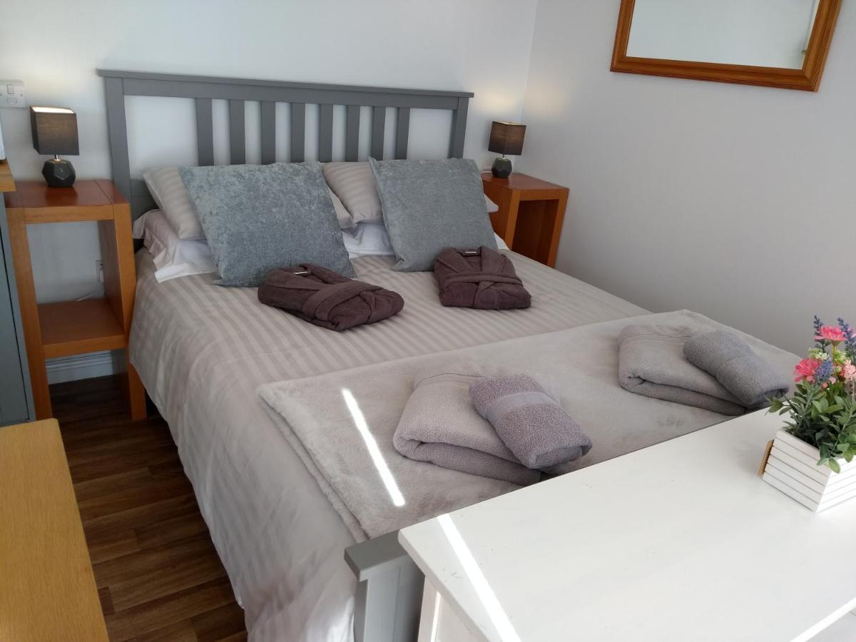 Cleeves Cabins Ailsa Luxury Lodge With Hot Tub Dalry  Exteriér fotografie