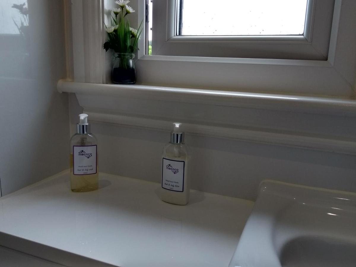Cleeves Cabins Ailsa Luxury Lodge With Hot Tub Dalry  Exteriér fotografie